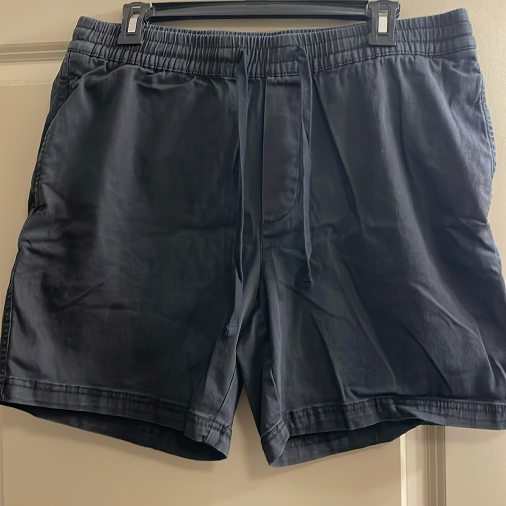Men’s black flat front shorts - size M
